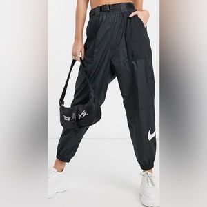 Nike women’s size small cargo pants w belt